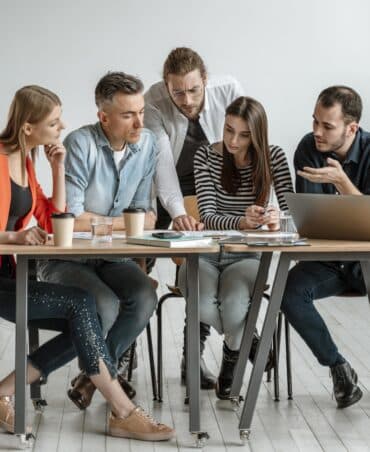 businesspeople meeting office working together Datanalyse