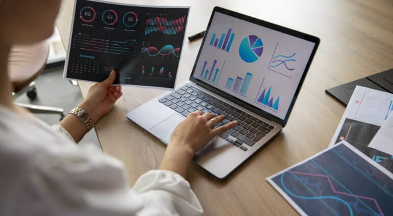 office workers using finance graphs Datanalyse